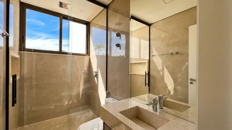 Projeto de box em vidro com visual clean, ideal para banheiros modernos que buscam sofisticação, funcionalidade e melhor aproveitamento do espaço.