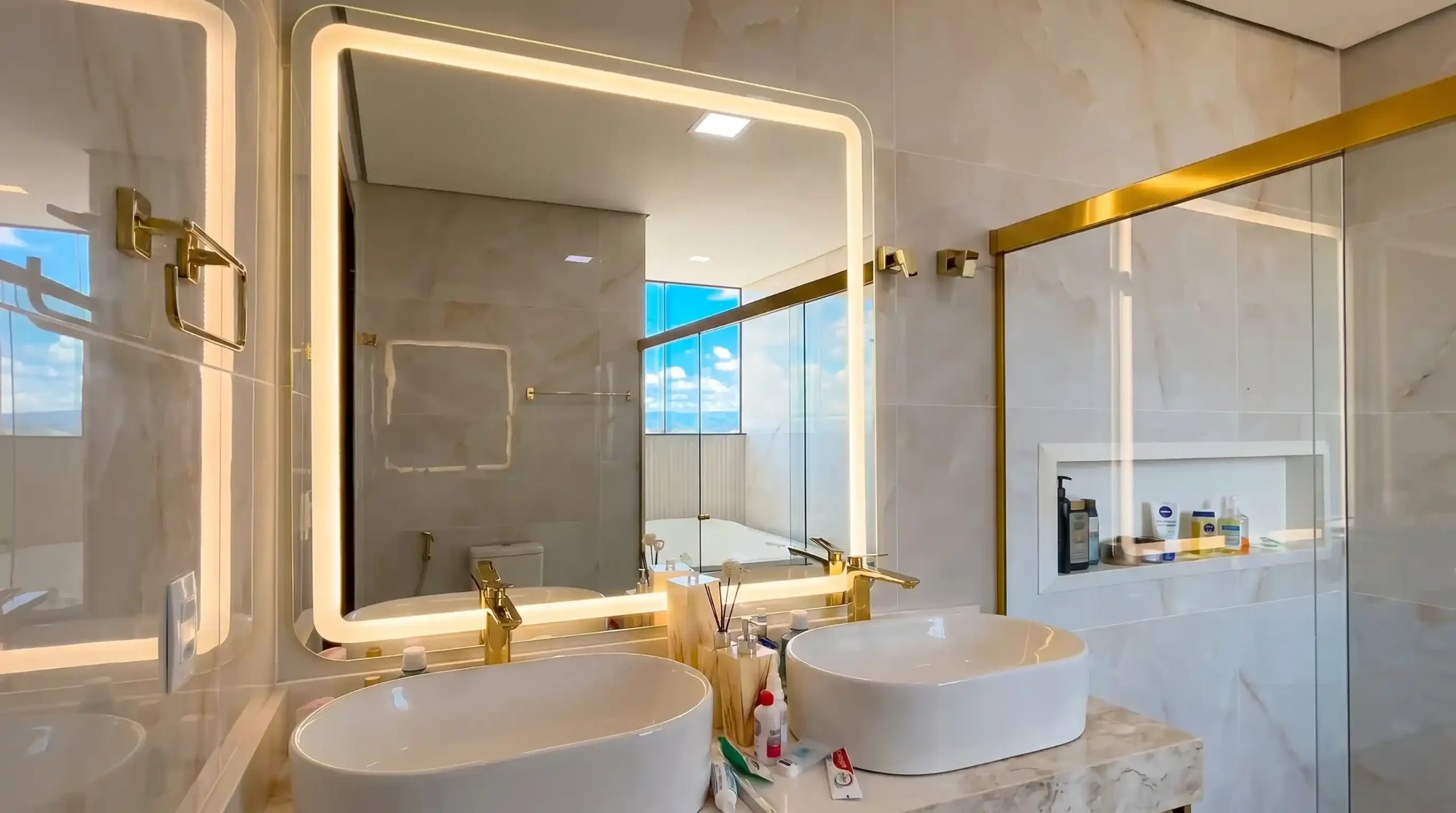 Espelho sob medida para banheiro, com iluminação em LED e composição sofisticada para um ambiente moderno e elegante.