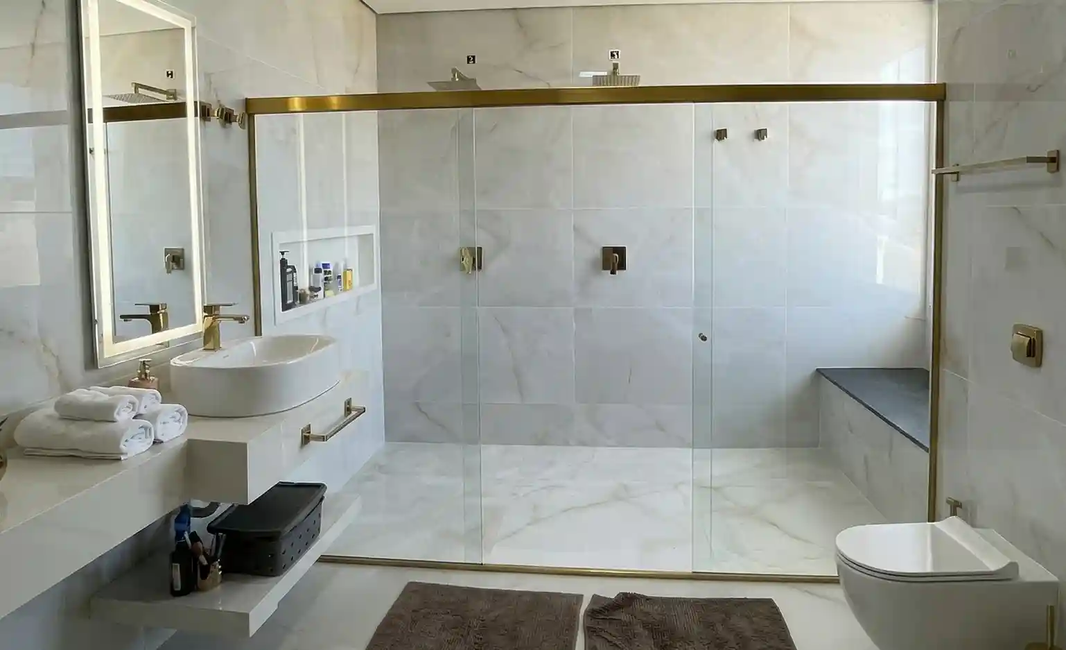 Instalação em vidro temperado para banheiros espaçosos, proporcionando proteção, sofisticação e integração visual com o revestimento do ambiente.
