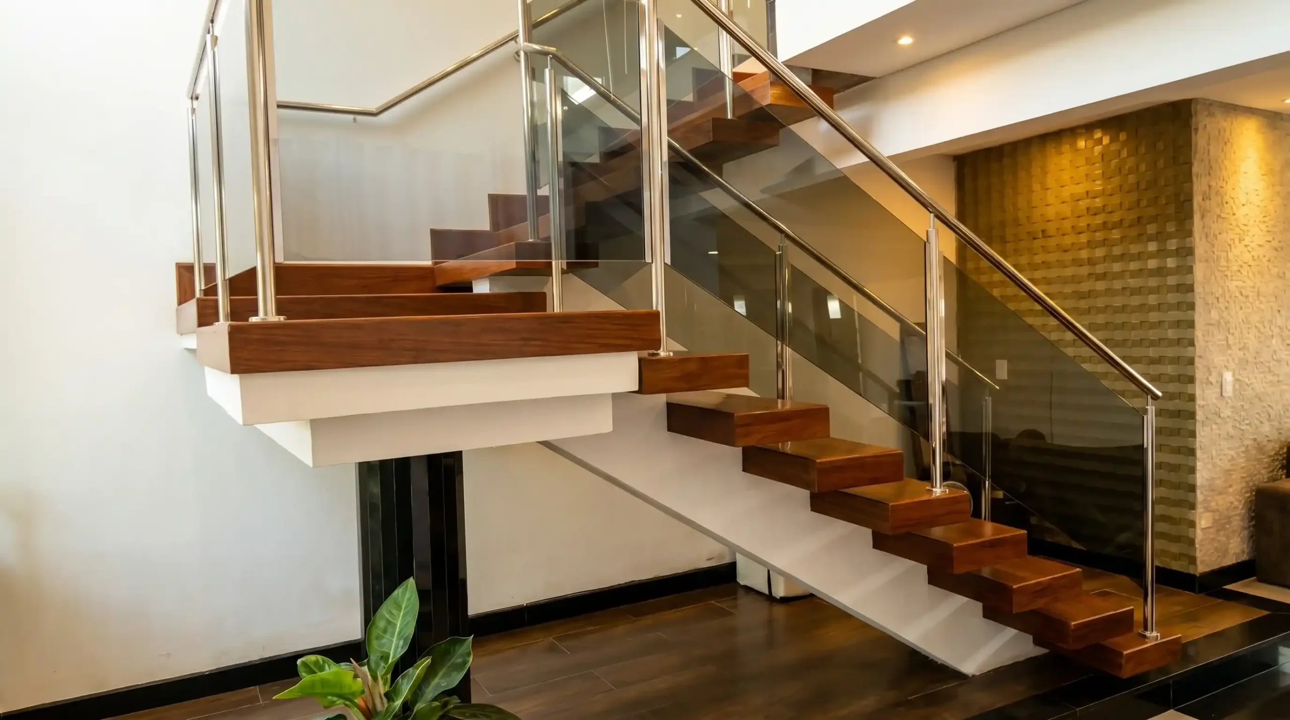 Projeto para escada interna com estrutura em inox e vidro, ideal para quem busca proteção sem pesar visualmente o ambiente.