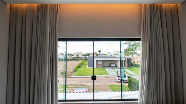 Modelo de janela de correr com acabamento clean, perfeito para unir funcionalidade, ventilação e integração visual com a área externa.