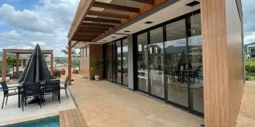 Fechamento elegante para varandas e áreas de lazer, trazendo mais proteção contra vento e chuva sem abrir mão da entrada de luz e da vista externa.